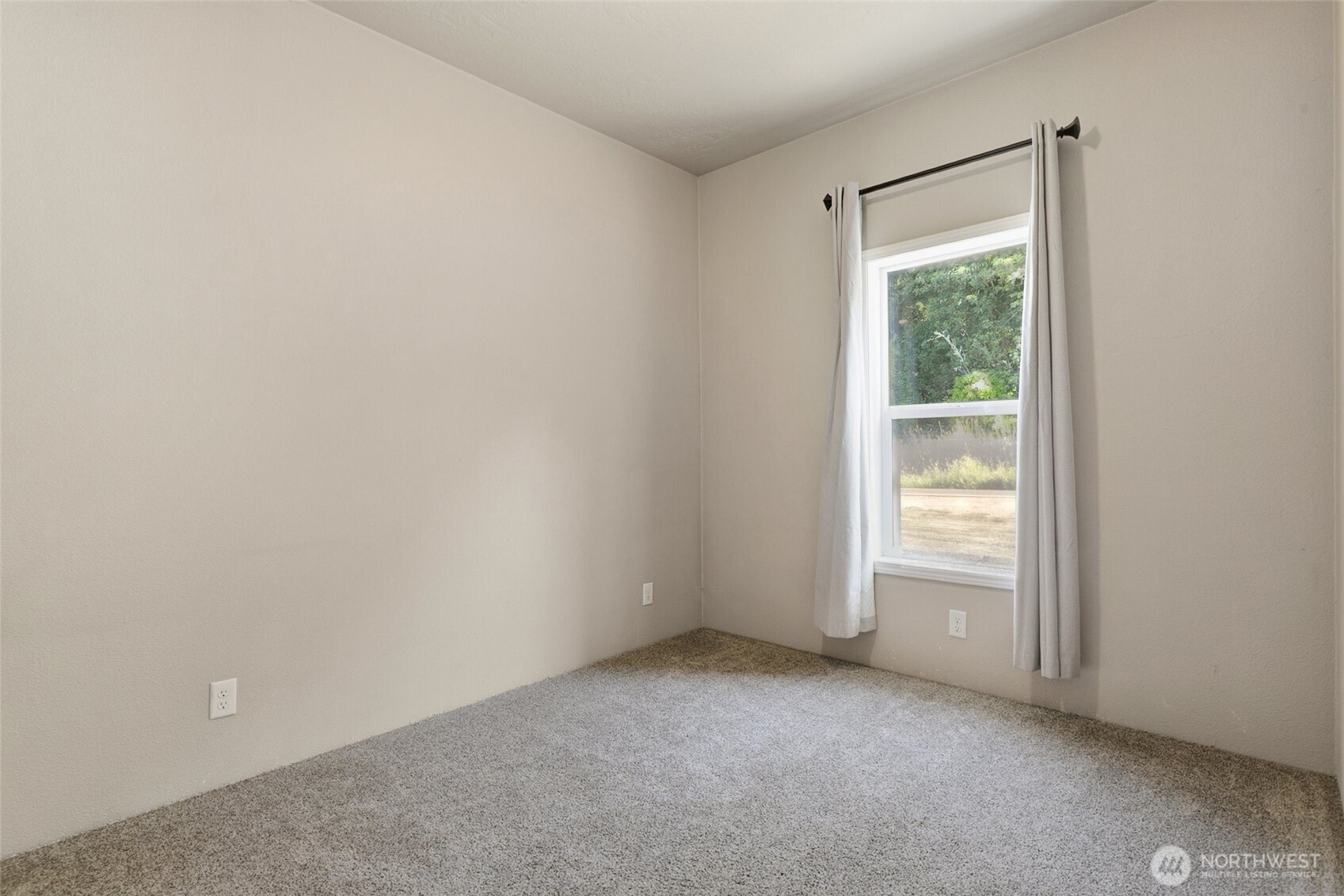 492 Coal Creek Road Chehalis, WA 98532 - Photo 16 of 38 an empty room with windows and closet