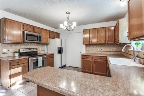 $320,000 | 317 North Beltwoods Drive, DeSoto, TX 75115