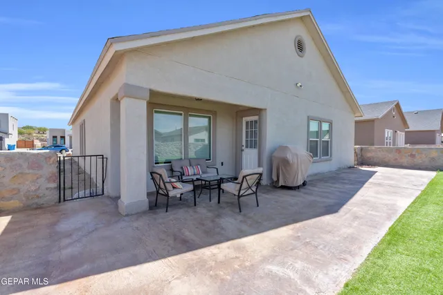 a view of a house with backyard