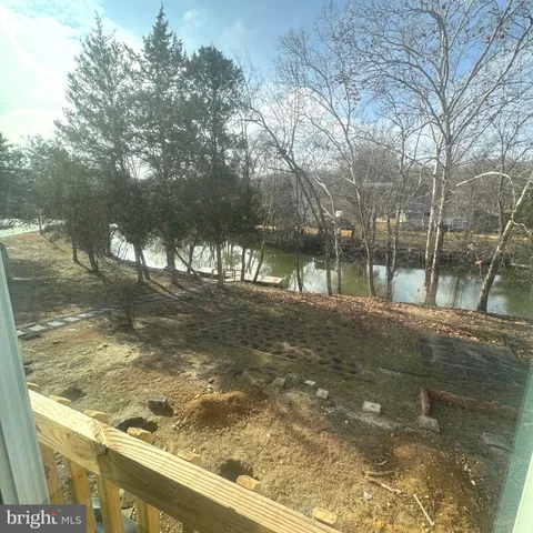en empty room with wooden floor
