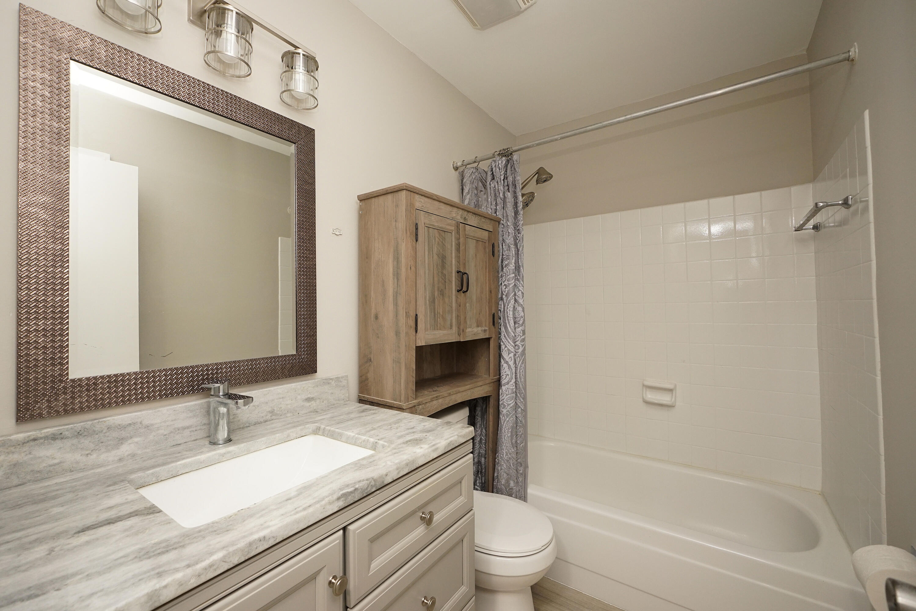210 Pelham Road, Unit 212A Fort Walton Beach, FL 32547 - Photo 21 of 34 Primary bath