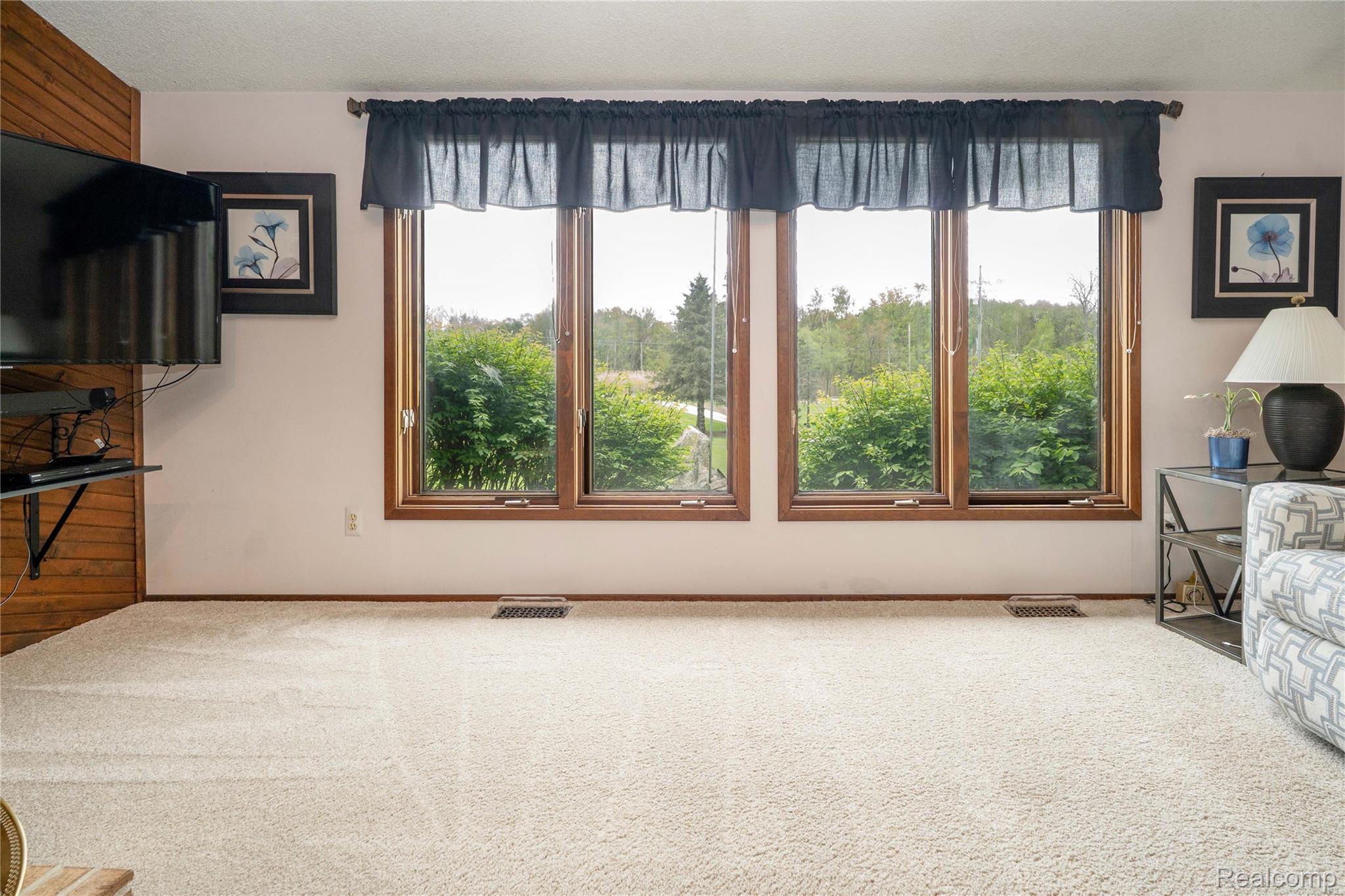 2725 Cooley Lake Road Highland, MI 48356 - Photo 17 of 67 Large windows in living room