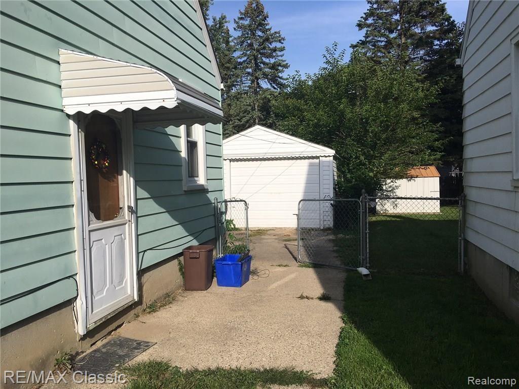 18232 Fox Redford, MI 48240 - Photo 2 of 11