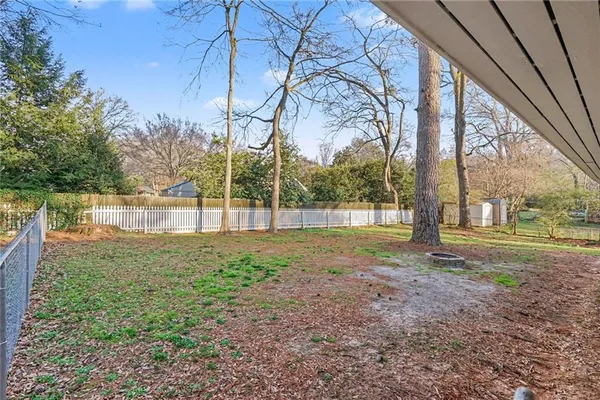a view of a yard with a house