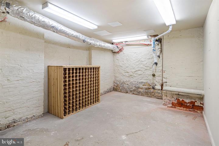 306 South 10th Street, Unit D Philadelphia, PA 19107 - Photo 27 of 35 a view of an empty room with a chandelier