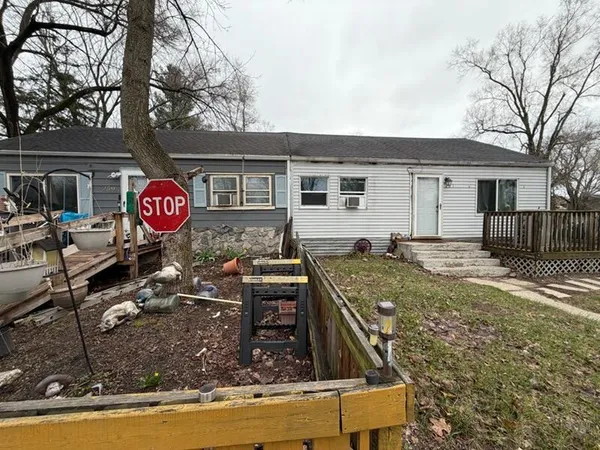 a view of a house with backyard