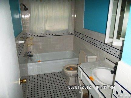 3743 Toepfer Road Warren, MI 48091 - Photo 3 of 7 Bathroom 2 ( 2nd floor).jpg