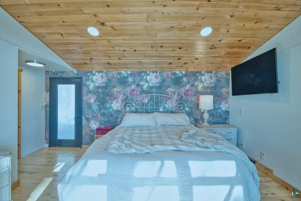 $899,900 | 5000 Lakeshore Drive, Makinen, MN 55763