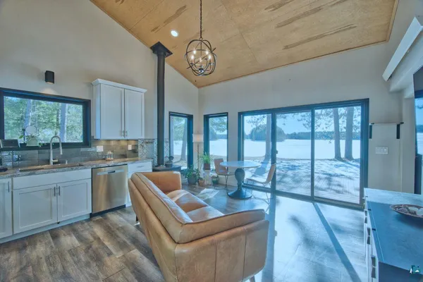 $899,900 | 5000 Lakeshore Drive, Makinen, MN 55763