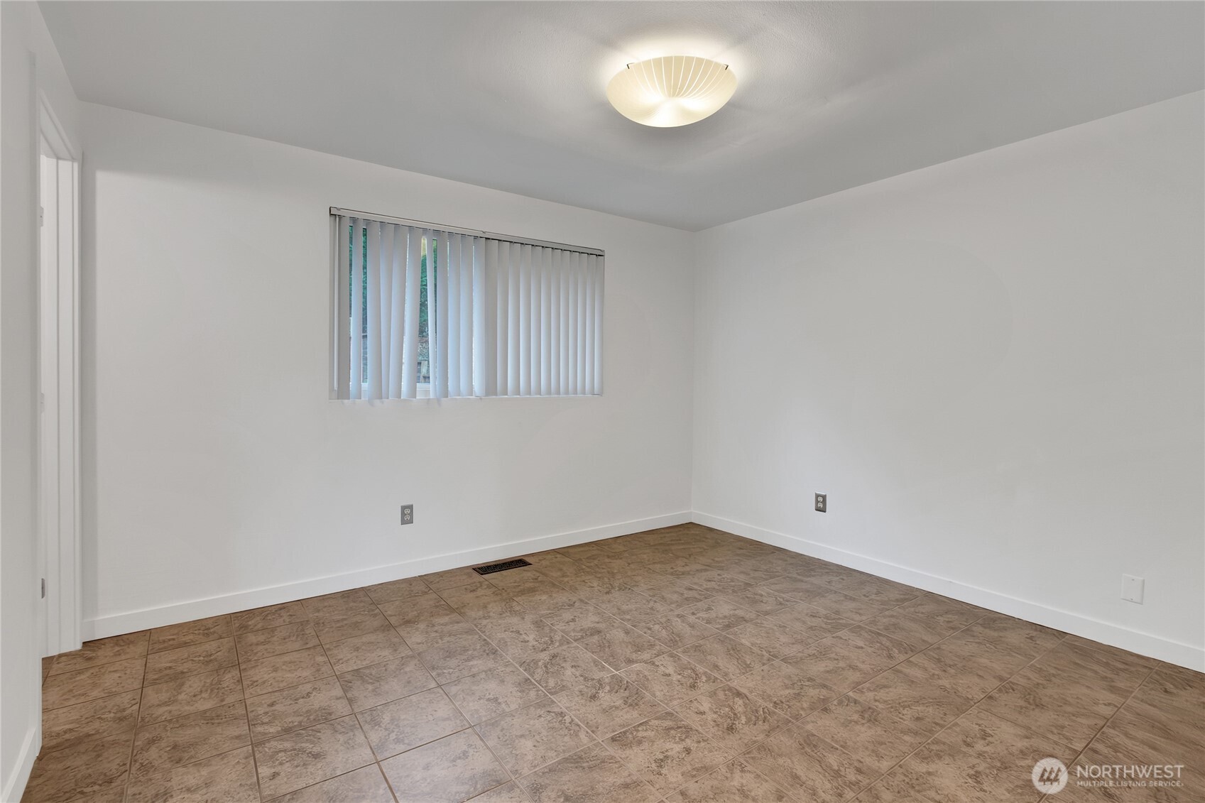 2356 South Angeline Street Seattle, WA 98108 - Photo 11 of 35 an empty room with windows