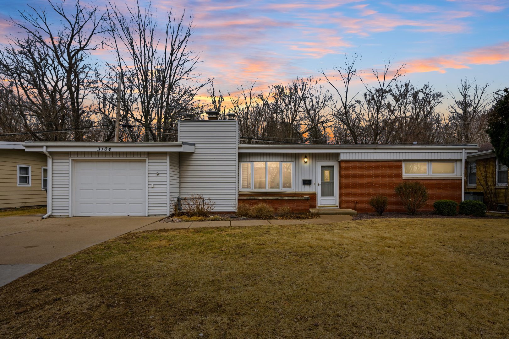 a view of a house with a yard