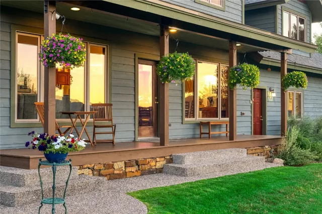 a view of a sitting area with furniture and backyard