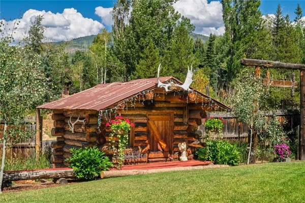 a view of a front of the house with a yard