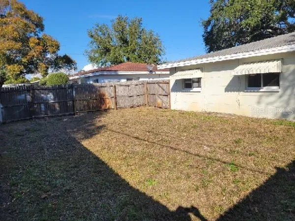 a view of a backyard