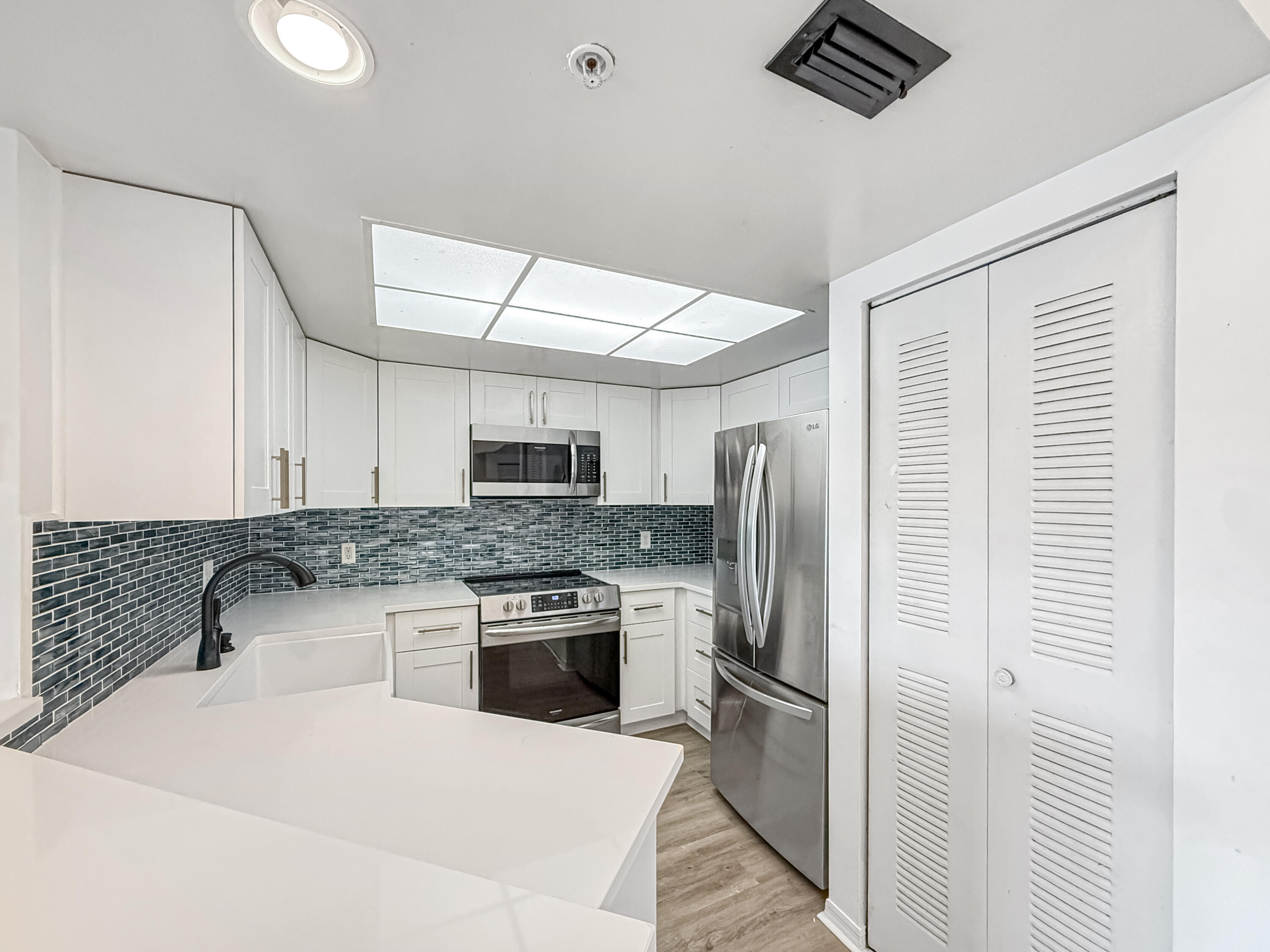 4155 Haverhill Road, Unit 1420 West Palm Beach, FL 33417 - Photo 2 of 19 4155 Kitchen