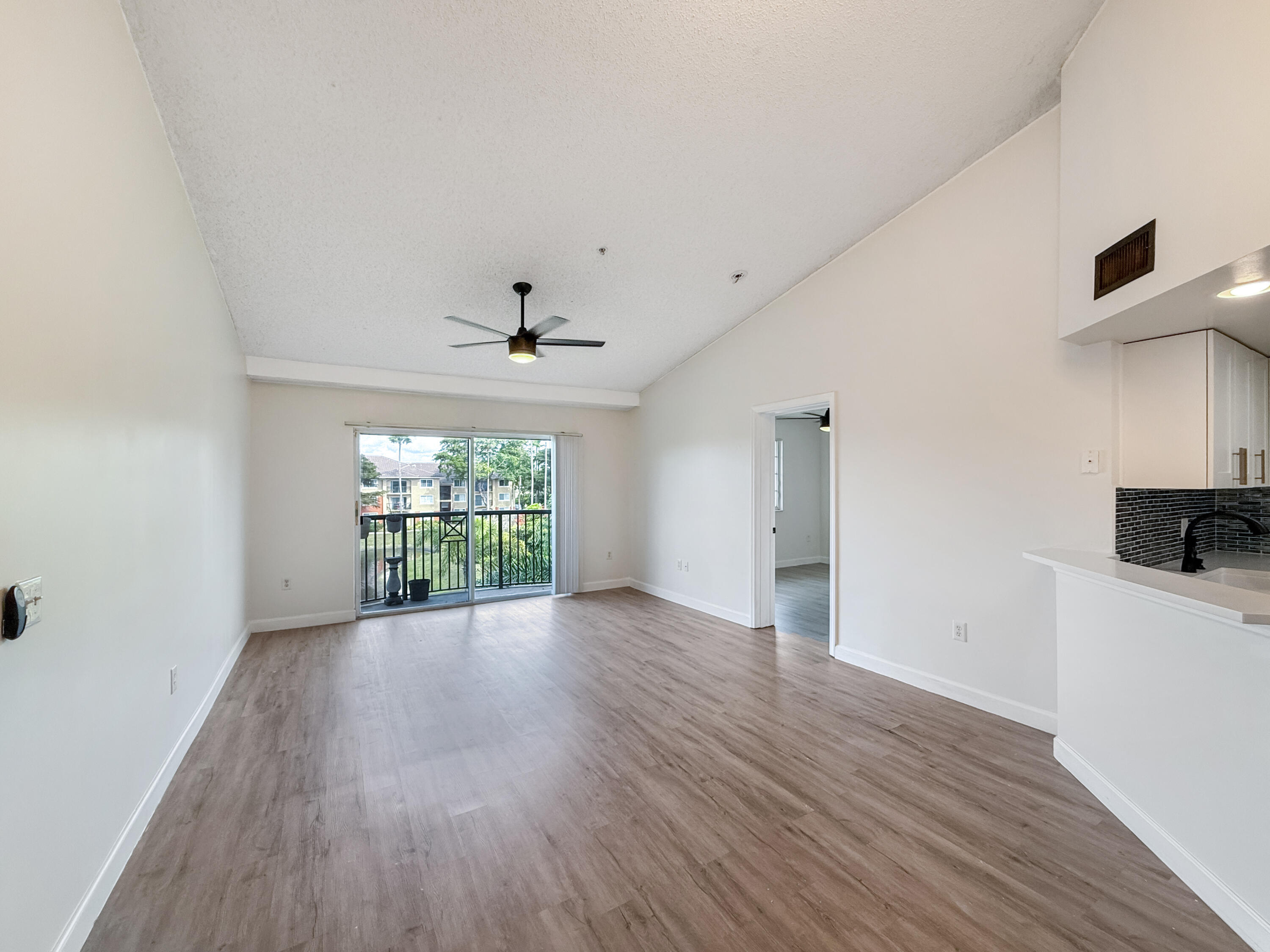 4155 Haverhill Road, Unit 1420 West Palm Beach, FL 33417 - Photo 3 of 19 TV/Living Room