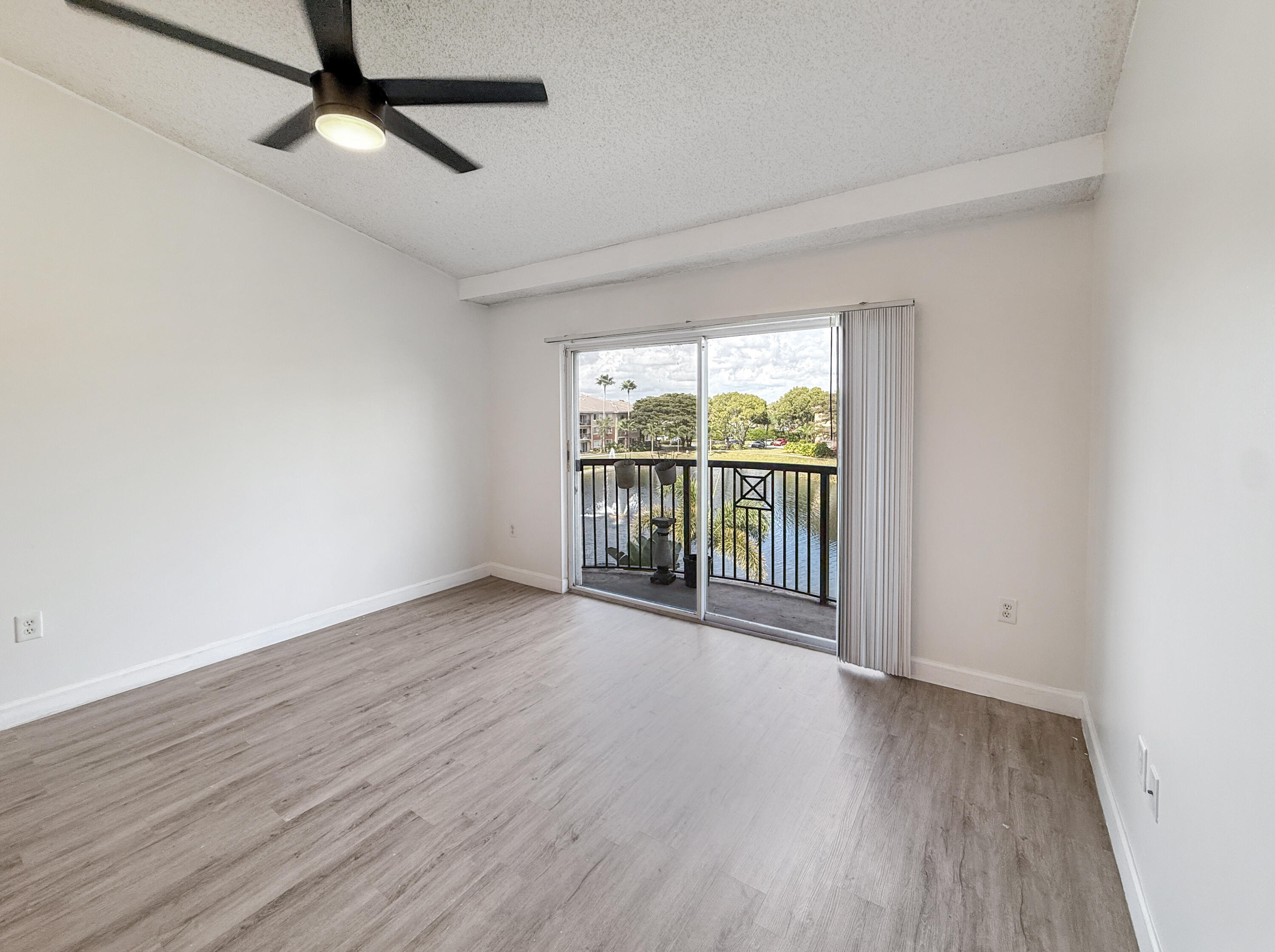 4155 Haverhill Road, Unit 1420 West Palm Beach, FL 33417 - Photo 4 of 19 TV/Living Room