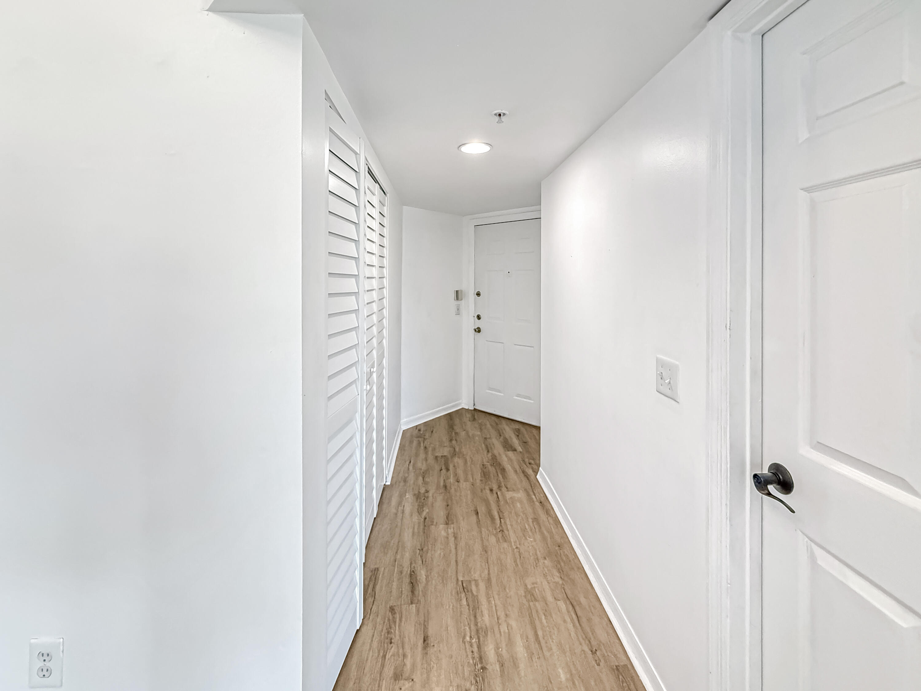 4155 Haverhill Road, Unit 1420 West Palm Beach, FL 33417 - Photo 8 of 19 Hallway