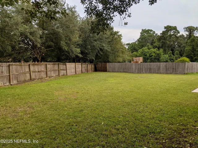 a view of a back yard