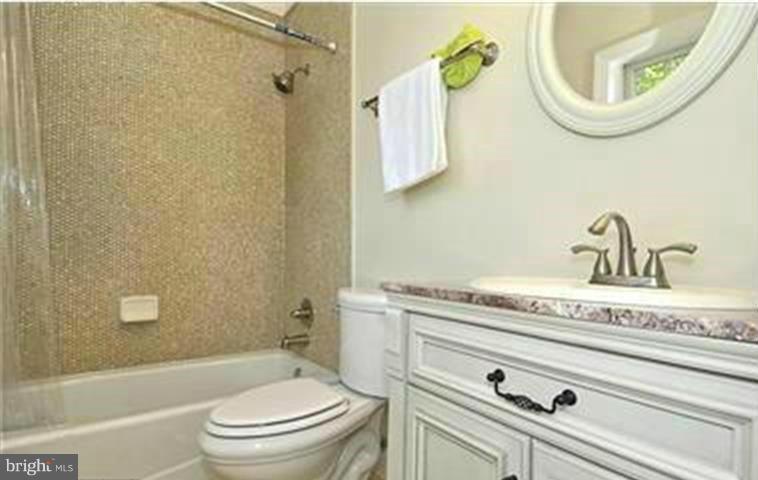 931 Utterback Store Road Great Falls, VA 22066 - Photo 13 of 19 Bath