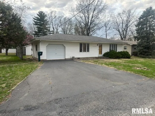 $169,000 | 705 North Silver Street, Taylorville, IL 62568