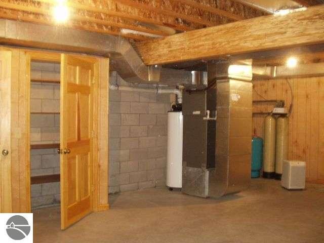 182 High Lake Road Traverse City, MI 49696 - Photo 10 of 15 1708578-9.JPG