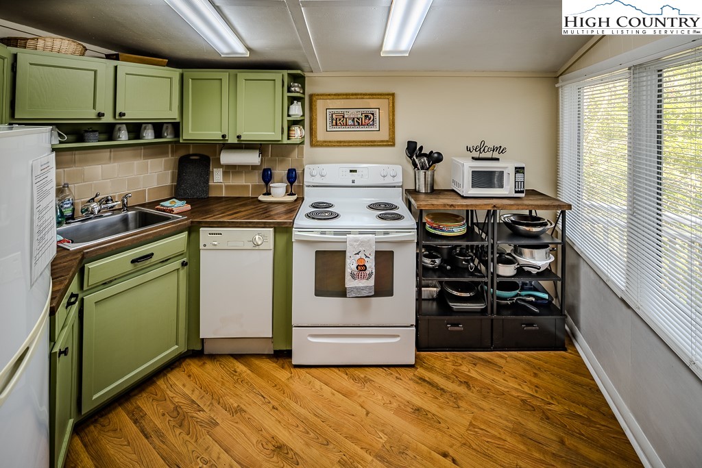 111 Skyview Lane Banner Elk, NC 28604 - Photo 22 of 31 a kitchen with stainless steel appliances granite countertop a stove and a refrigerator