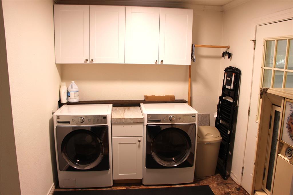 800 Griffin Road Albany, TX 76430 - Photo 12 of 15 a utility room with dryer and washer