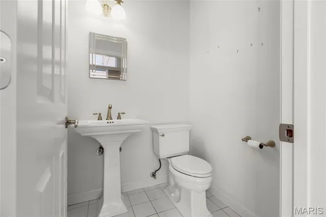 $750,000 | 319 Carlyle Lake Drive, Creve Coeur, MO 63141