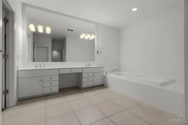 $750,000 | 319 Carlyle Lake Drive, Creve Coeur, MO 63141