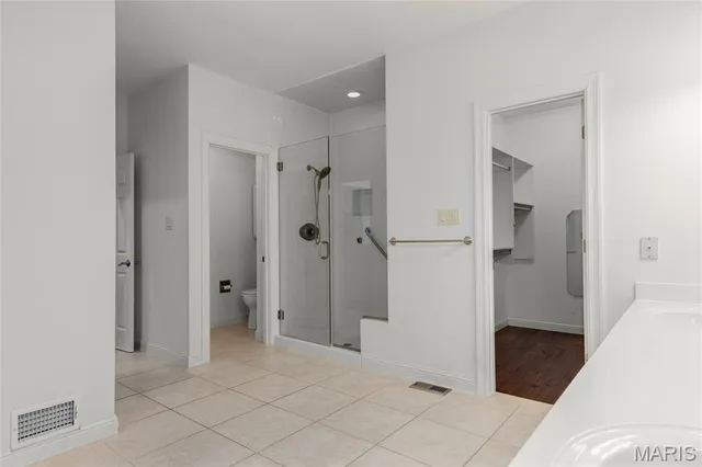 $750,000 | 319 Carlyle Lake Drive, Creve Coeur, MO 63141