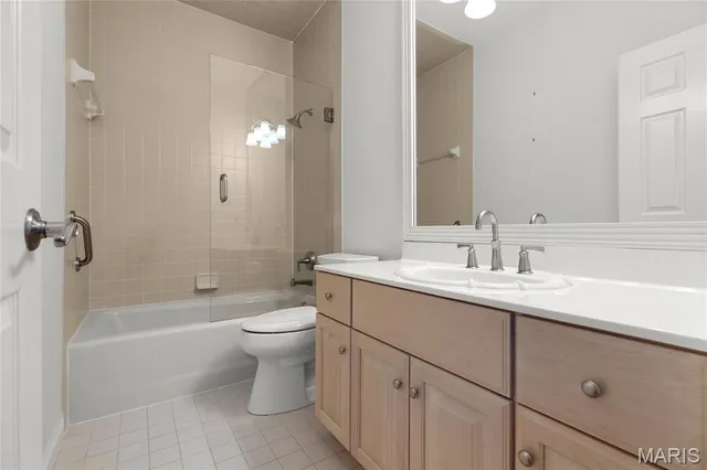 $750,000 | 319 Carlyle Lake Drive, Creve Coeur, MO 63141