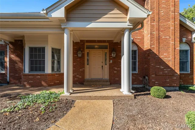 $750,000 | 319 Carlyle Lake Drive, Creve Coeur, MO 63141