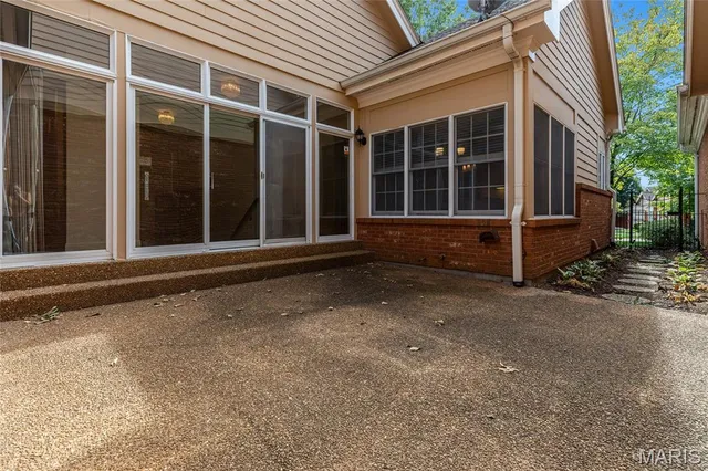 $750,000 | 319 Carlyle Lake Drive, Creve Coeur, MO 63141