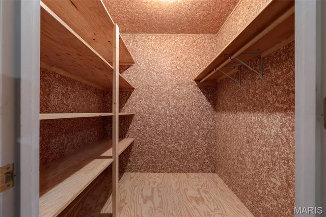 $750,000 | 319 Carlyle Lake Drive, Creve Coeur, MO 63141