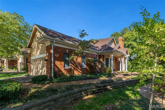 $750,000 | 319 Carlyle Lake Drive, Creve Coeur, MO 63141