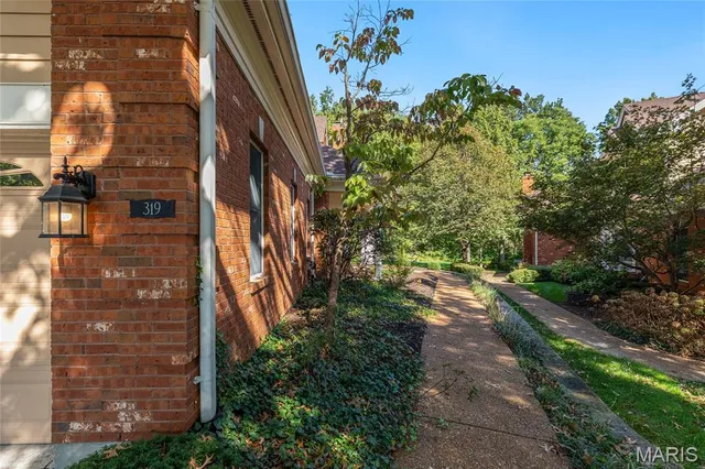 $750,000 | 319 Carlyle Lake Drive, Creve Coeur, MO 63141