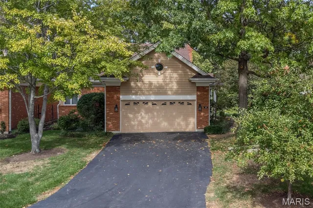 $750,000 | 319 Carlyle Lake Drive, Creve Coeur, MO 63141