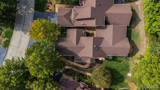 $750,000 | 319 Carlyle Lake Drive, Creve Coeur, MO 63141