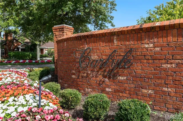 $750,000 | 319 Carlyle Lake Drive, Creve Coeur, MO 63141