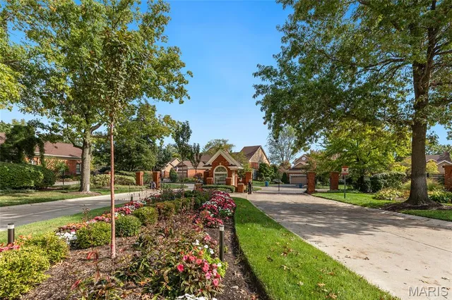 $750,000 | 319 Carlyle Lake Drive, Creve Coeur, MO 63141