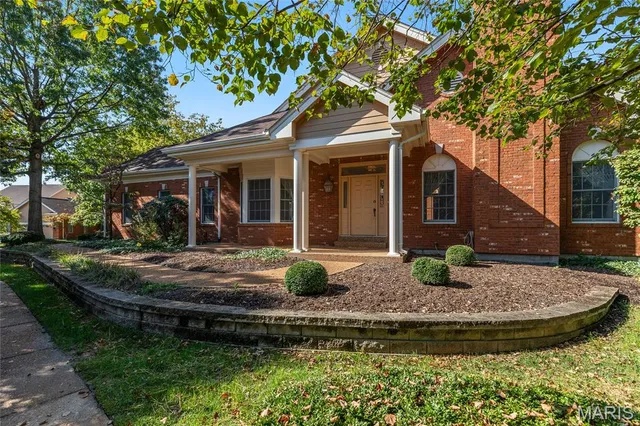 $750,000 | 319 Carlyle Lake Drive, Creve Coeur, MO 63141