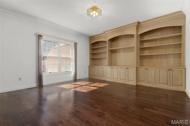 $750,000 | 319 Carlyle Lake Drive, Creve Coeur, MO 63141