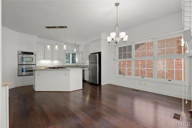 $750,000 | 319 Carlyle Lake Drive, Creve Coeur, MO 63141