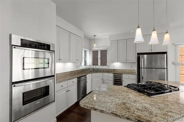 $750,000 | 319 Carlyle Lake Drive, Creve Coeur, MO 63141