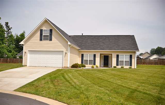720 Cardinal Woods Way Easley, SC 29642 - Photo 1 of 25 Gallery Image 1