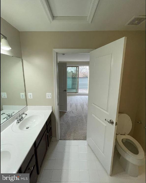 43855 Stubble Cor Square Ashburn, VA 20147 - Photo 36 of 38 a bathroom with a tub sink and mirror