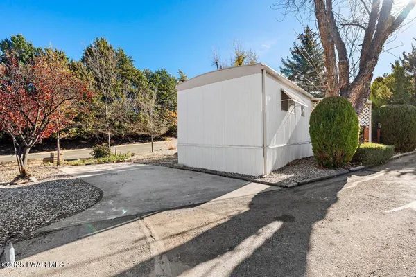 a view of a backyard