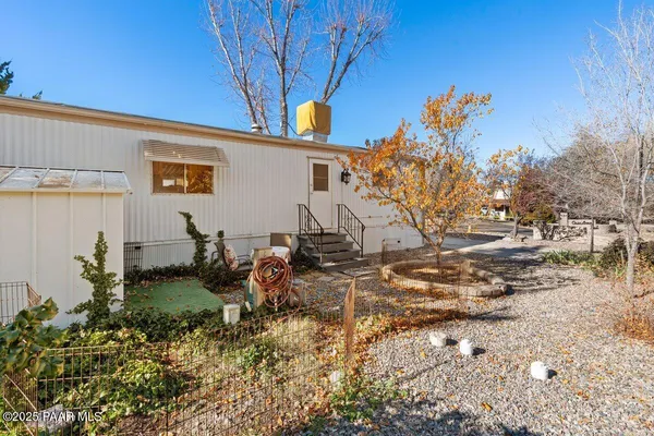 a view of a backyard
