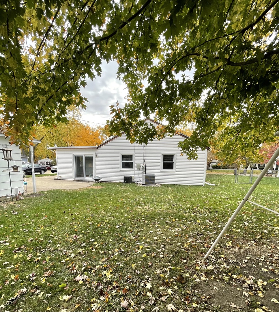 67 Stratford Road Montgomery, IL 60538 - Photo 25 of 33 a house view with a garden space